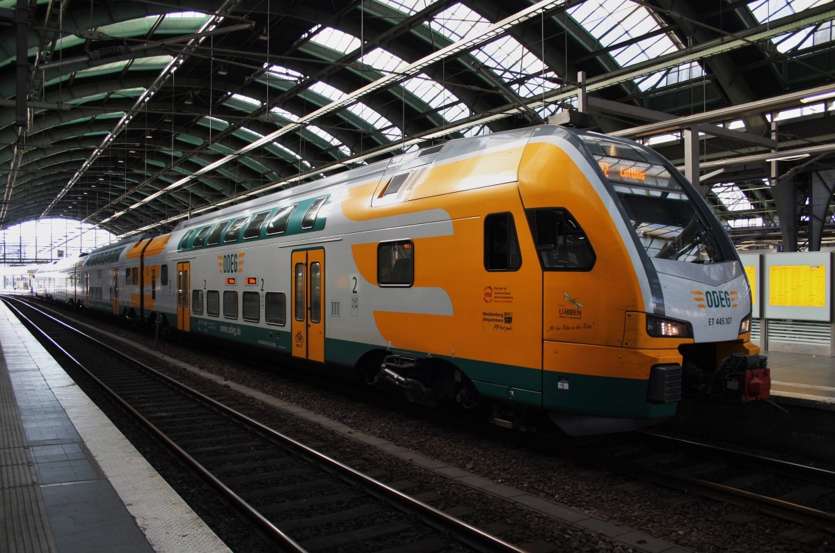 Hier 445 107-6  Lübben  als RE2 (RE79478) von Wismar nach Cottbus, dieser Triebzug stand am 25.7.2015 in Berlin Ostbahnhof. 