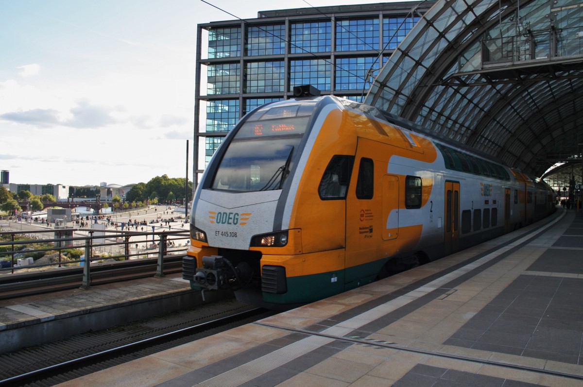 Hier 445 108-4 als RE2 (RE37374) von Wismar nach Cottbus, bei der Ausfahrt am 29.9.2013 aus Berlin Hbf. 