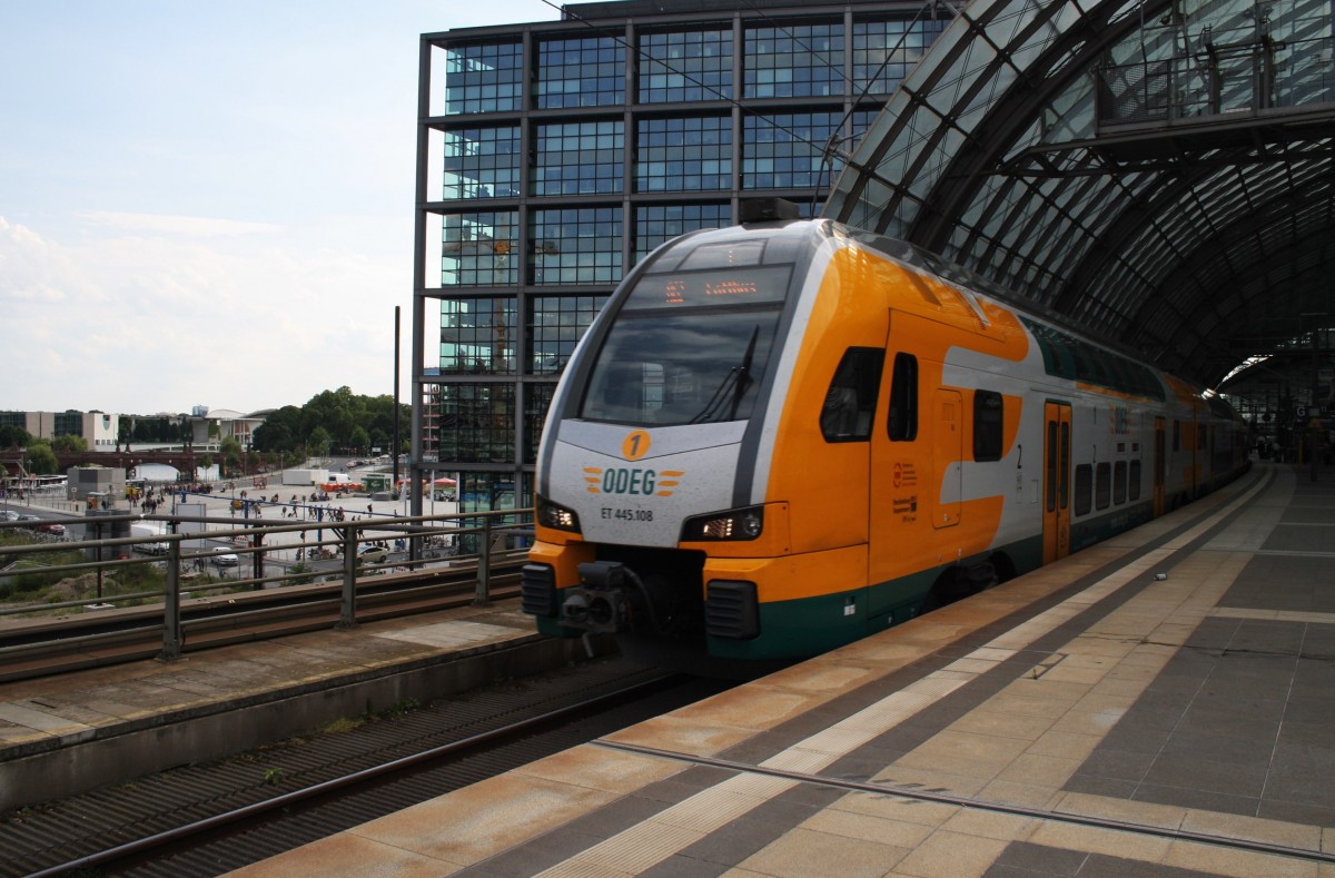 Hier 445 108-4 als RE2 (RE83976) von Wittenberge nach Cottbus, bei der Aufahrt am 27.6.2014 aus Berlin Hbf. 