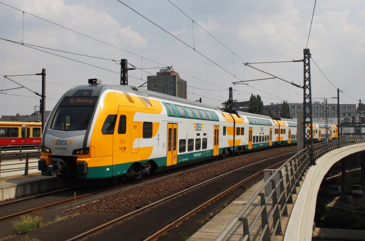 Hier 445 109-2 als RE2 (RE37365) von Cottbus nach Wittenberge, bei der Einfahrt am 26.7.2013 in Berlin Hbf.