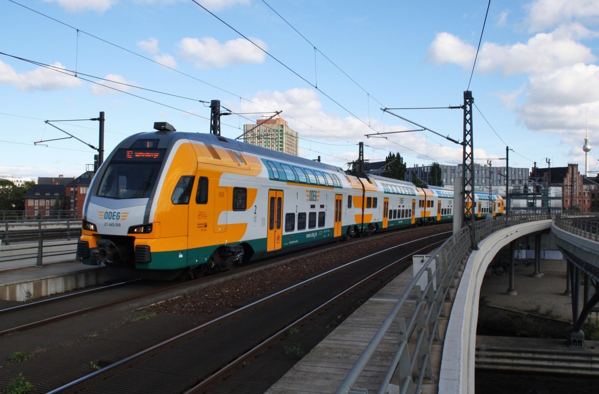 Hier 445 109-2 als RE2 (RE37369) von Cottbus nach Wittenberge, bei der Einfahrt am 29.9.2013 in Berlin Hbf. 