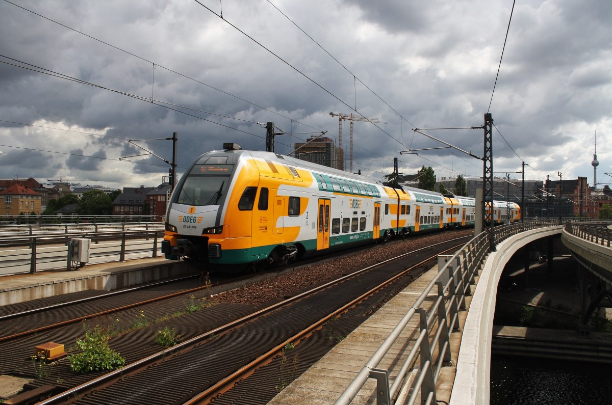 Hier 445 109-2 als RE2 (RE83961) von Cottbus nach Wittenberge, bei der Einfahrt am 14.6.2014 in Berlin Hbf.