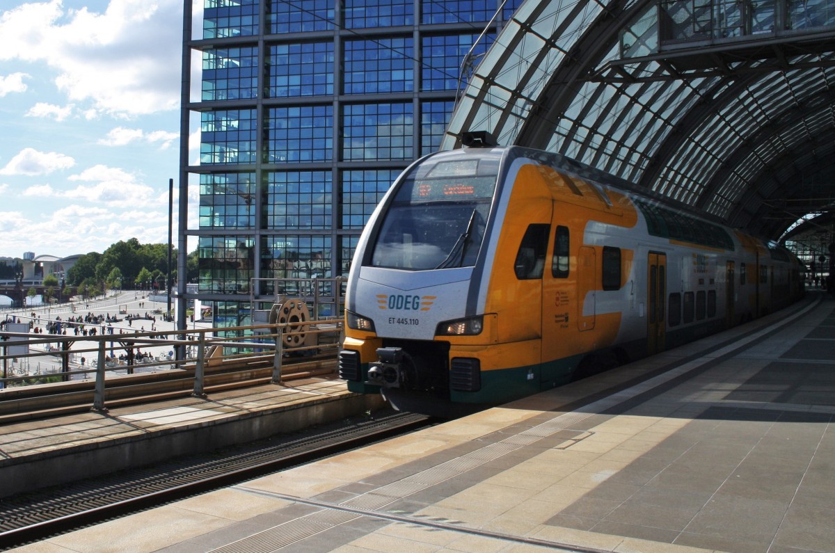 Hier 445 110-0 als RE2 (RE37368) von Wittenberge nach Cottbus, bei der Ausfahrt am 29.9.2013 aus Berlin Hbf. 