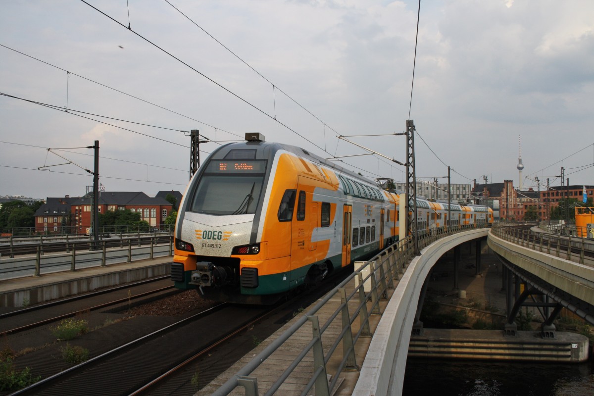 Hier 445 112-6 als RE2 (RE37378) von Wismar nach Cottbus, bei der Ausfahrt am 26.7.2013 aus Berlin Hbf. 