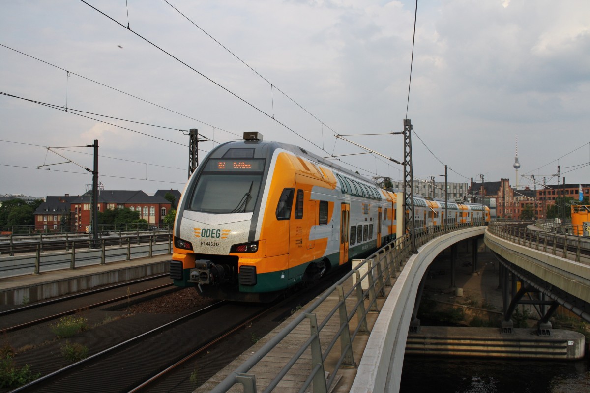 Hier 445 112-6 als RE2 (RE37378) von Wismar nach Cottbus, bei der Ausfahrt am 26.7.2013 aus Berlin Hbf. 