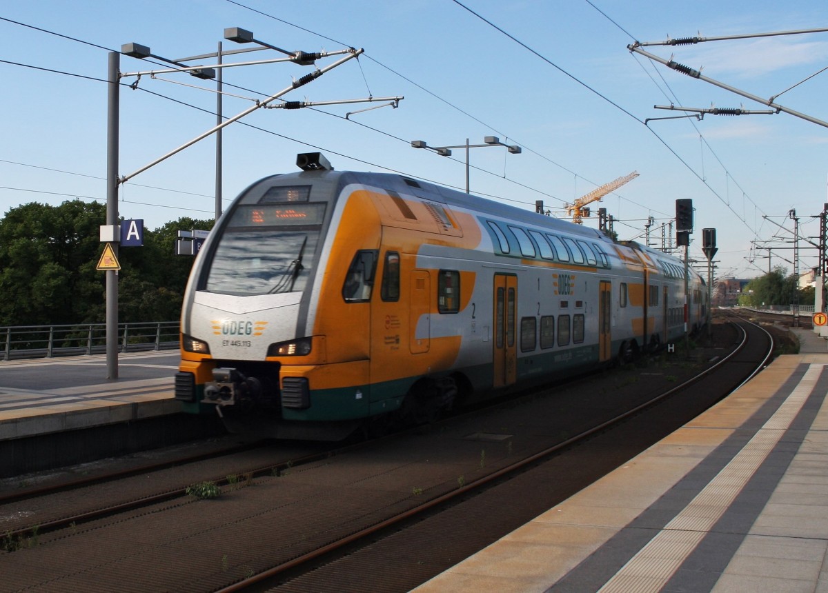 Hier 445 113-4 als RE2 (RE37358) von Wismar nach Cottbus, bei der Einfahrt am 17.8.2013 in Berlin Hbf. 