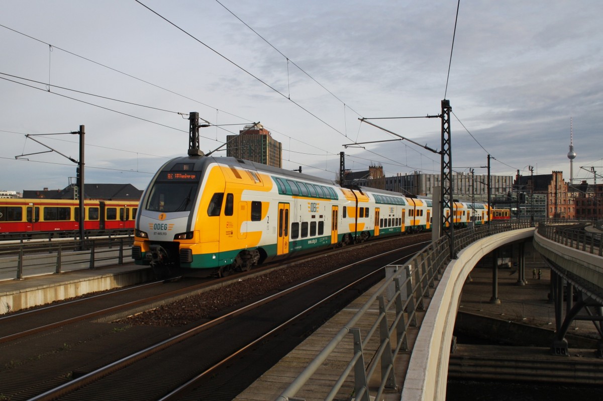 Hier 445 113-4 als RE2 (RE83965) von Cottbus nach Wittenberge, bei der Einfahrt am 21.12.2013 in Berlin Hbf. 