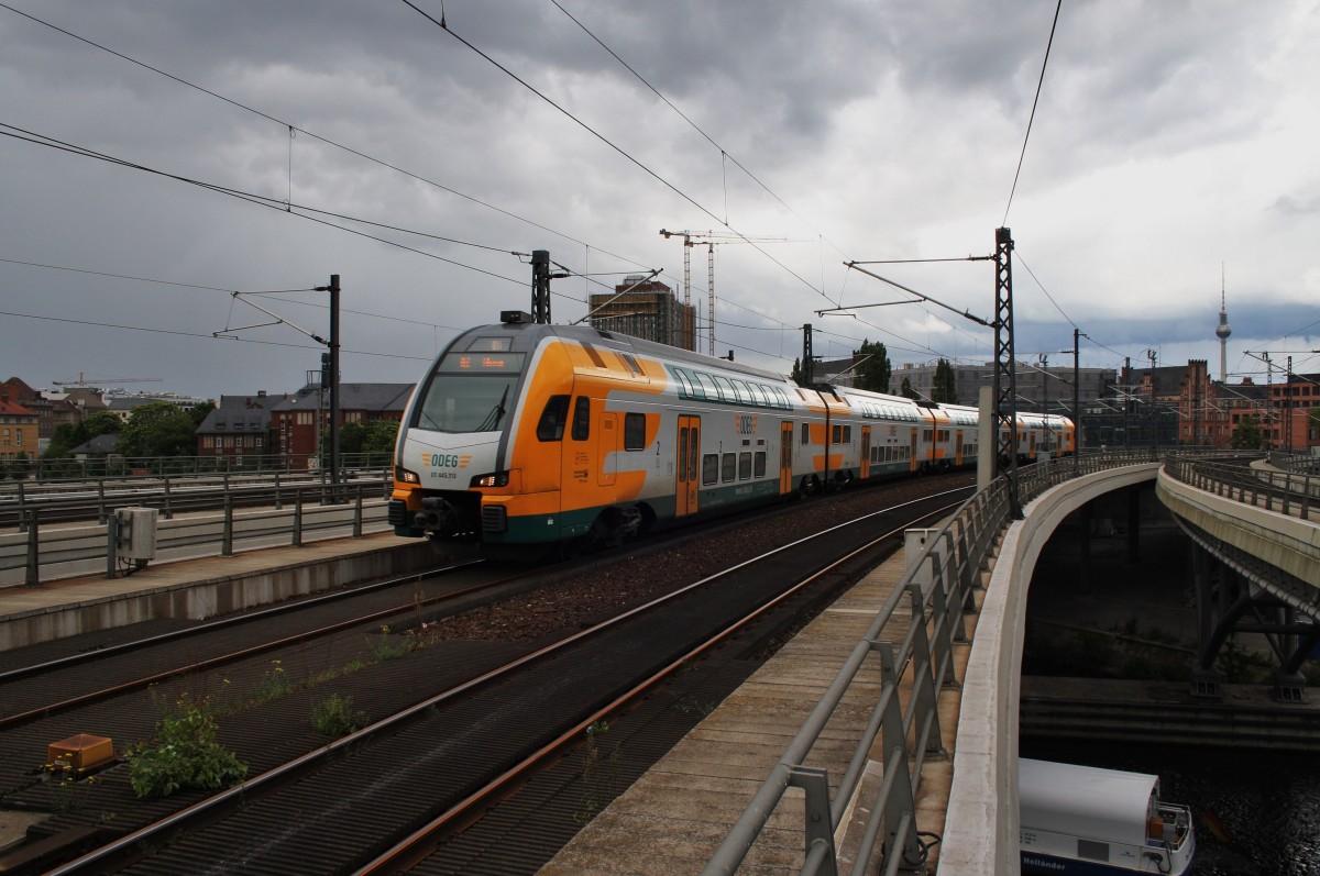 Hier 445 113-4 als RE2 (RE83971) von Cottbus nach Wismar, bei der Einfahrt am 14.6.2014 in Berlin Hbf. 