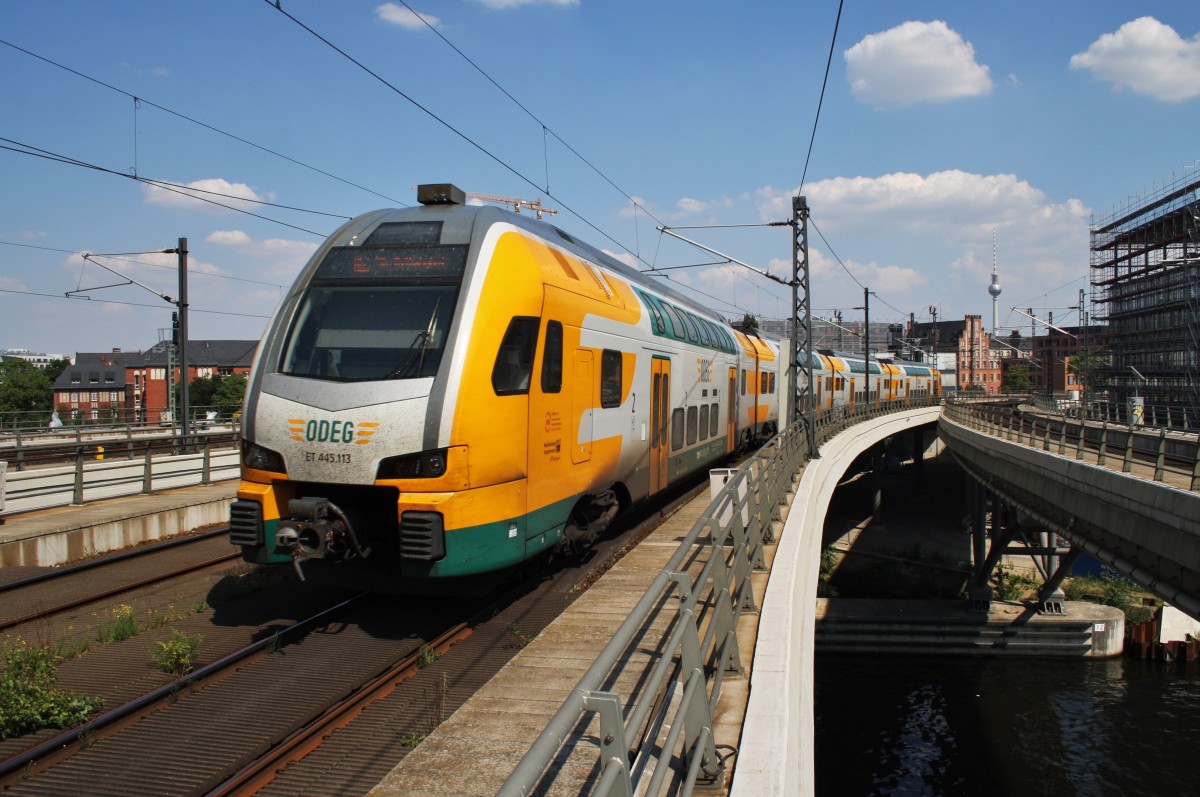Hier 445 113-4 als RE2 (RE83970) von Wismar nach Berlin Ostbahnhof, bei der Ausfahrt am 19.7.2014 aus Berlin Hbf. 