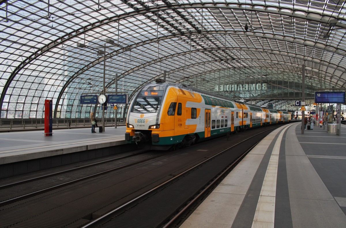 Hier 445 114-2 als RE2 (RE83975) von Cottbus nach Wismar, bei der Ausfahrt am 1.5.2014 aus Berlin Hbf.