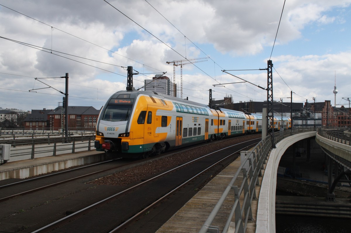 Hier 445 114-2 als RE2 (RE79465) von Cottbus nach Wittenberge, bei der Einfahrt am 6.4.2015 in Berlin Hbf. 