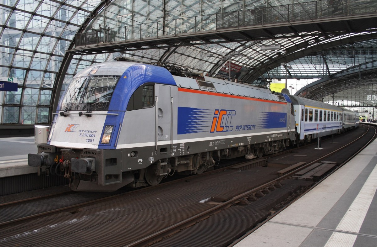Hier 5 370 001 mit EC47 von Berlin Hbf. nach Warszawa Wschodnia, dieser Zug stand am 1.5.2014 in Berlin Hbf. 