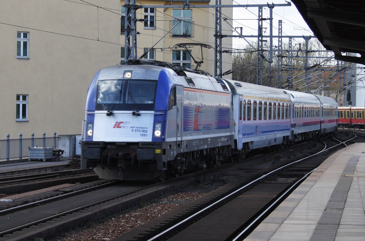 Hier 5 370 002 mit EC45 von Berlin Hbf. nach Warszawa Wschodnia, bei der Durchfahrt am 15.3.2014 durch Berlin Friedrichstraße, in Richutng Berlin Alexanderplatz. 
