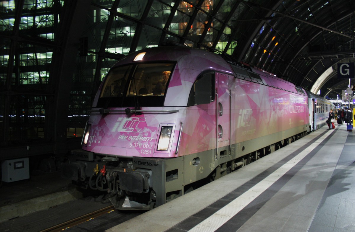 Hier 5 370 002 mit EC47  Berlin-Warszawa-Express  von Berlin Hbf. nach Warszawa Wschodnia, dieser Zug stand am 18.12.2015 in Berlin Hbf. 