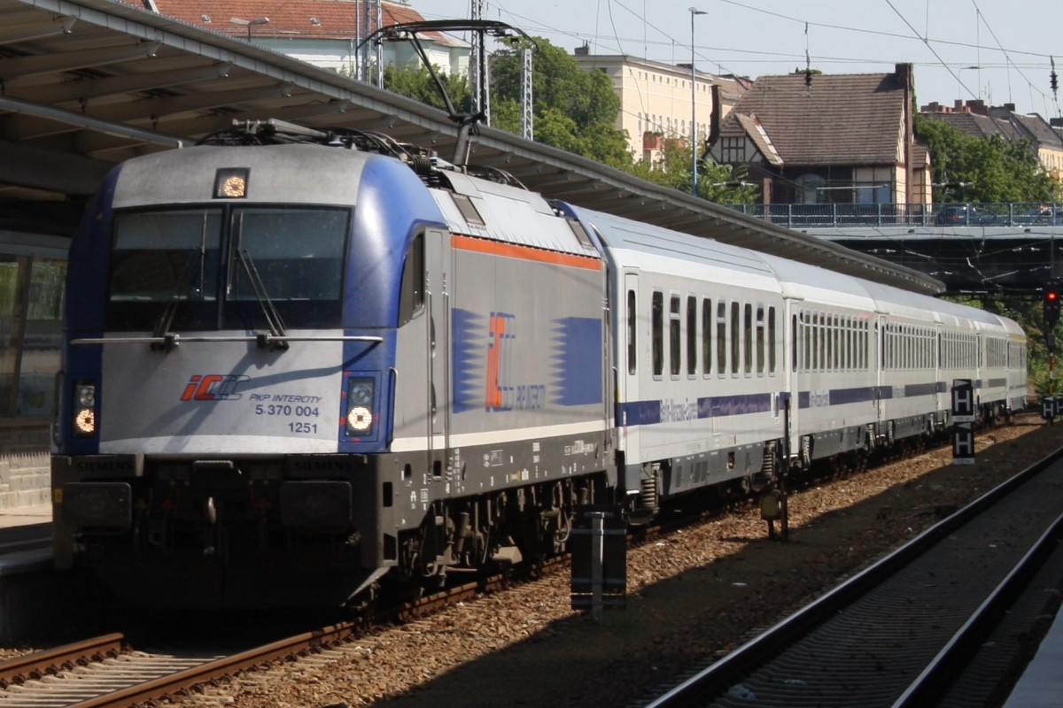 Hier 5 370 004 mit EC46  Berlin-Warszawa-Express  von Warszawa Wschodnia nach Berlin Hbf.(tief), bei der Einfahrt am 19.7.2014 in Berlin Lichtenberg.