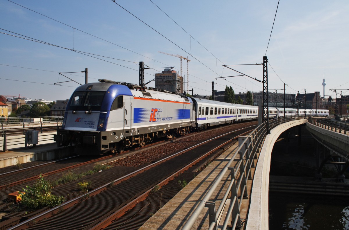 Hier 5 370 004 mit EC46  Berlin-Warszawa-Express  von Warszawa Wschodnia nach Berlin Hbf., bei der Einfahrt am 6.9.2014 in Berlin Hbf.