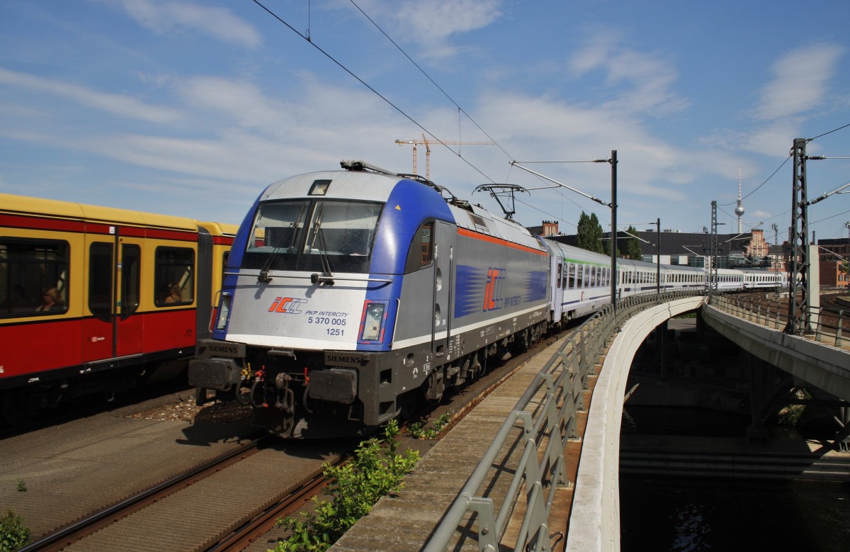Hier 5 370 005 mit EC44  Berlin-Warszawa-Express  von Warszawa Wschodnia nach Berlin Hbf., bei der Einfahrt am 1.8.2015 in Berlin Hbf.