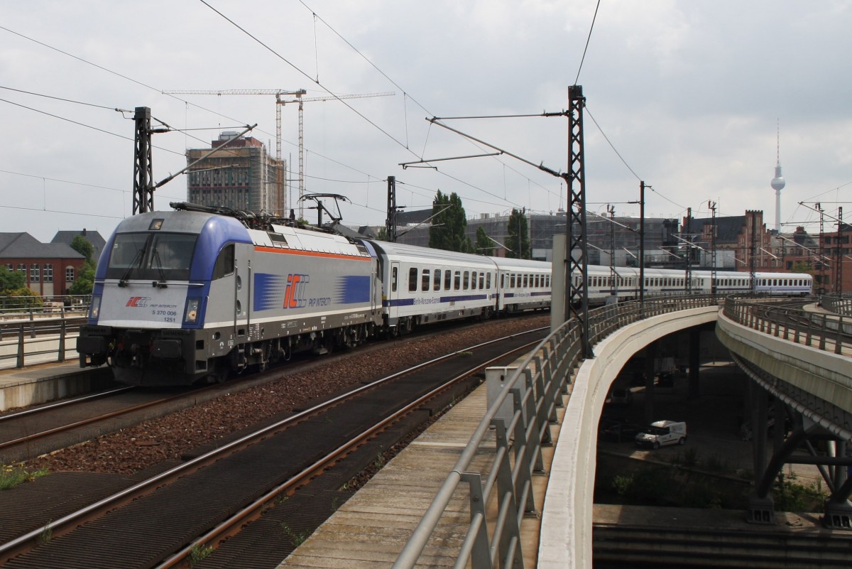 Hier 5 370 006 mit EC46  Berlin-Warszawa-Express  von Warszawa Wschodnia nach Berlin Hbf., bei der Einfahrt am 14.7.2014 in Berlin Hbf.