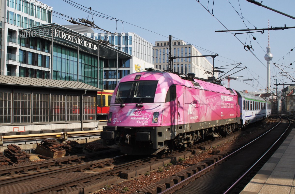 Hier 5 370 006 mit EC54 von Gdynia Glowna nach Berlin Hbf., bei der Durchfahrt am 10.4.2015 durch Berlin Friedrichstraße, in Richtung Berlin Hbf.