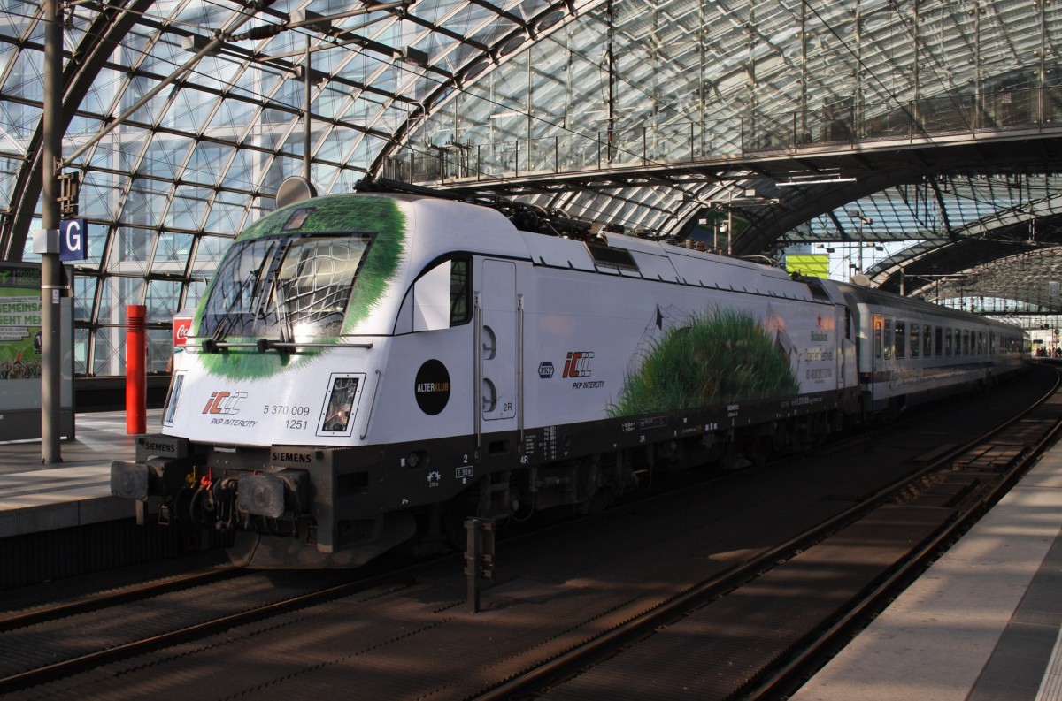 Hier 5 370 009 mit EC43 von Berlin Hbf. nach Warszawa Wschodnia, dieser Zug stand am 17.8.2013 in Berlin Hbf. 