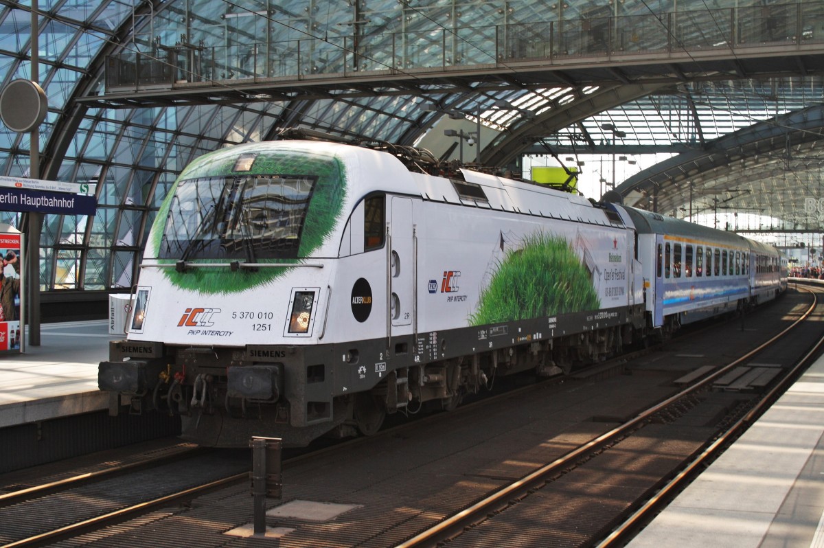 Hier 5 370 010 mit EC55 von Berlin Hbf. nach Gdynia Glowna, dieser Zug stand am 27.7.2013 in Berlin Hbf. 