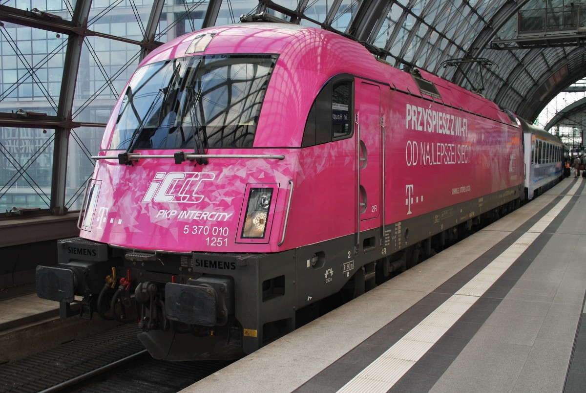 Hier 5 370 010 mit EC55 von Berlin Hbf. nach Gdynia Glowna, dieser Zug stand am 6.4.2015 in Berlin Hbf. 