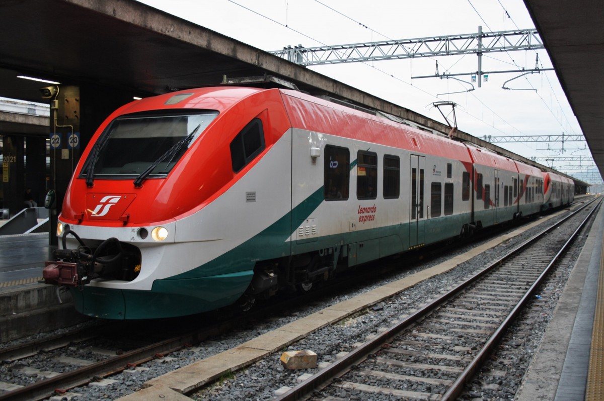 Hier 501 070 und 501 094 als R3316 von Roma Termini nach Fiumicino Aeroporto, dieser Triebzugverband stand am 24.12.2014 in Roma Termini. 