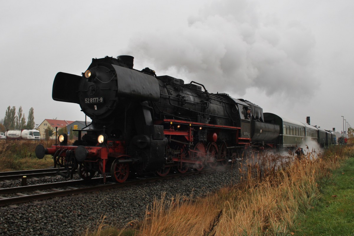 Hier 52 8177-9 mit einem Sonderzug von Berlin Schneweide nach Neuruppin West, bei der Ausfahrt am 2.11.2013 aus Neuruppin West.
