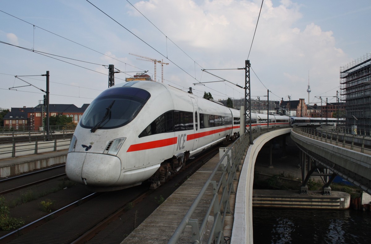 Hier 605 005-8  Ostseebad Heringsdorf  als ICE38 von Østerport st nach Berlin Ostbahnhof mit 605 006-6 als ICE381 von Århus H nach Berlin Ostbahnhof, bei der Ausfahrt am 6.9.2014 aus Berlin Hbf.