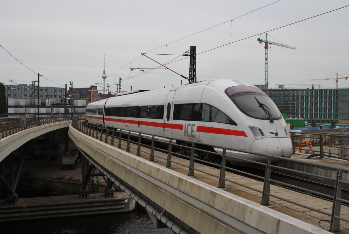 Hier 605 011-6 als ICE381 von rhus H nach Berlin Ostbahnhof mit 605 003-3 als ICE38 von Oesterport st nach Berlin Ostbahnhof, bei der Ausfahrt am 17.8.2013 aus Berlin Hbf.