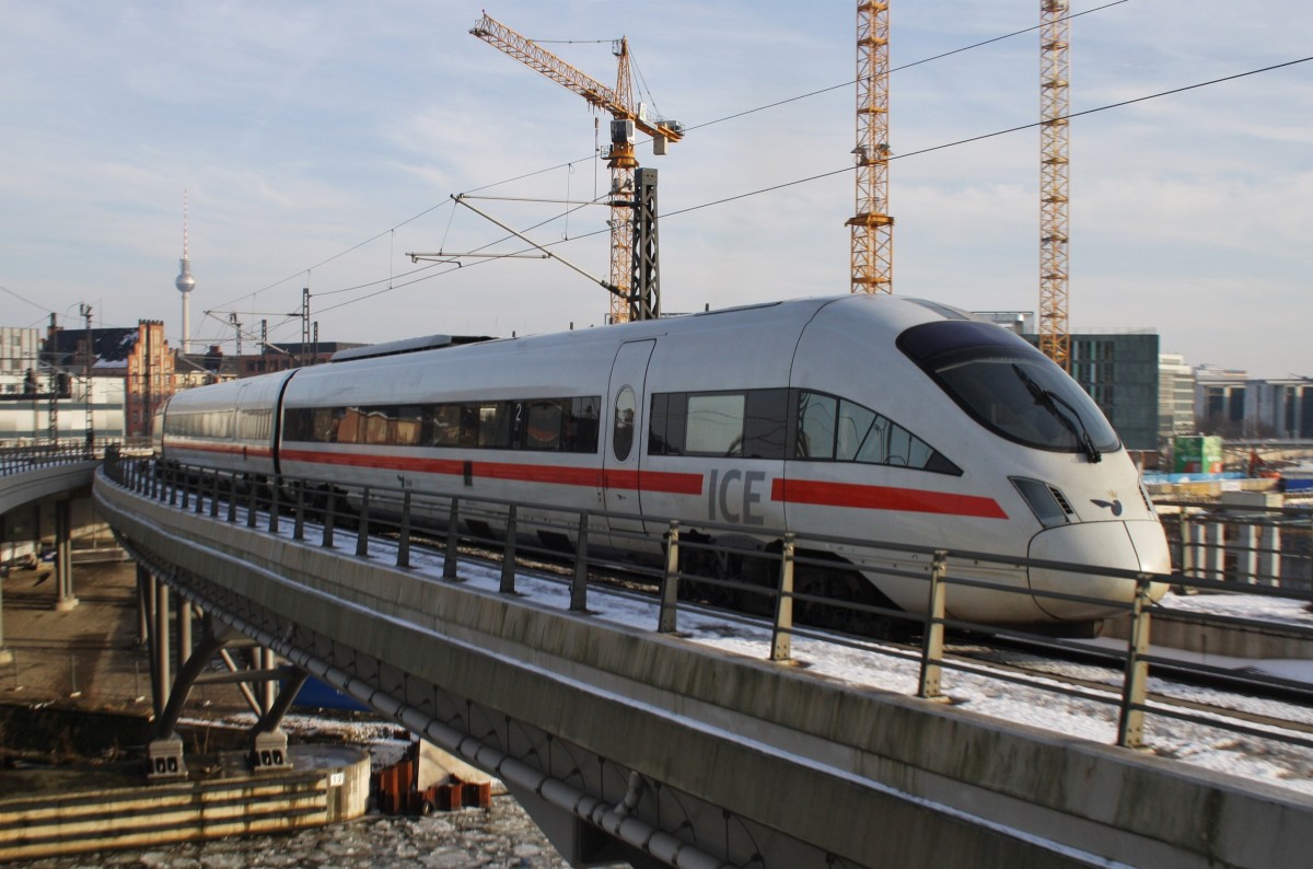 Hier 605 016-5 als ICE38 von Oesterport st nach Berlin Ostbahnhof, bei der Ausfahrt am 1.2.2014 aus Berlin Hbf.
