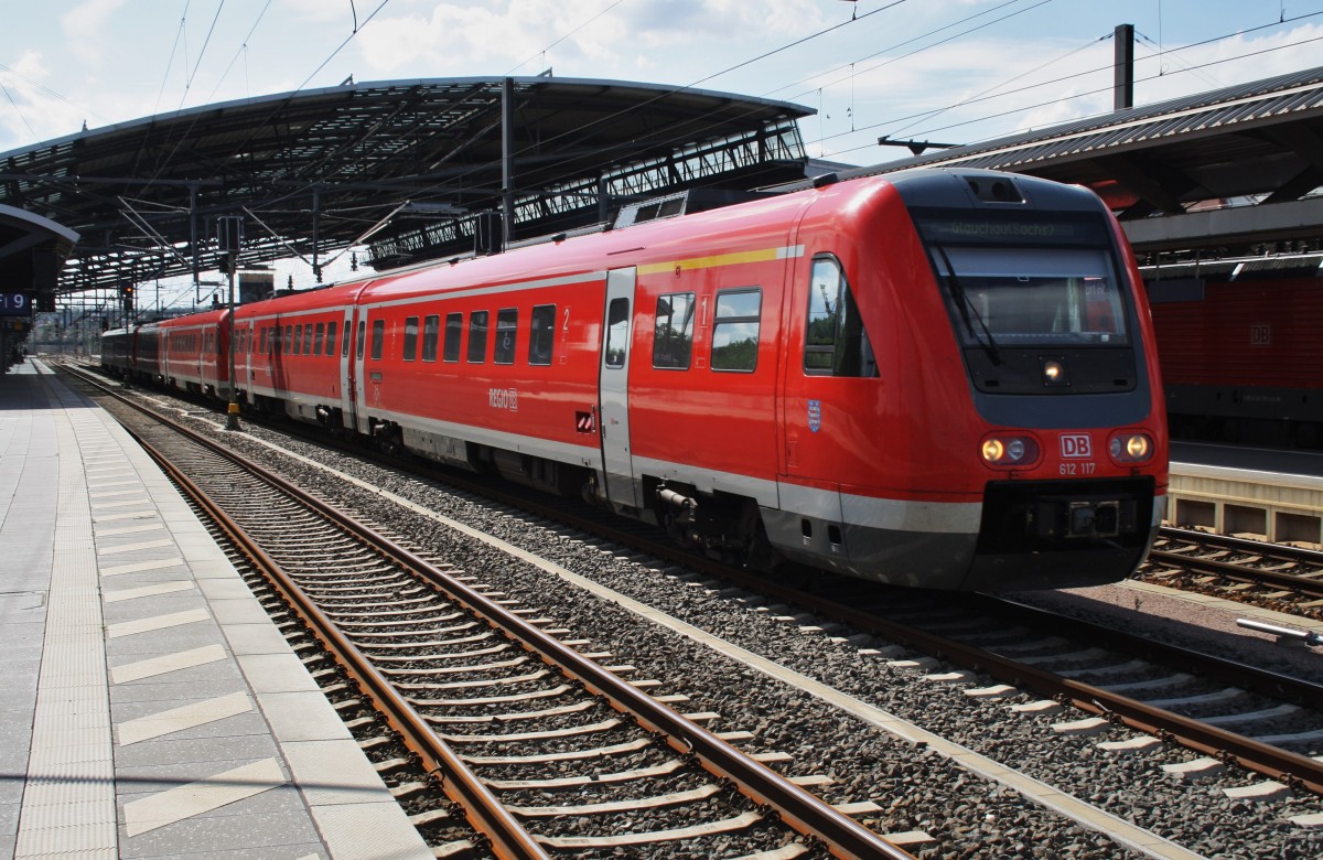 Hier 612 117-2 und 612 522-2 als RE1 (RE3663) von Göttingen nach Glauchau(Sachs) mit 612 614-8 als RE1 (RE3663) von Göttingen nach Gera Hbf., bei der Ausfahrt am 19.8.2014 aus Erfurt Hbf. 
