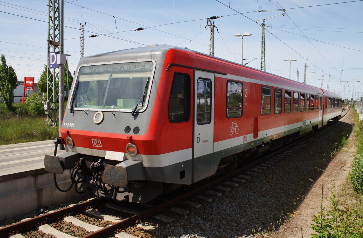Hier 628 588 als RB66 (RB5810) von Angermünde nach Szczecin Glowny, dieser Triebzug stand am 17.5.2014 in Angermünde.