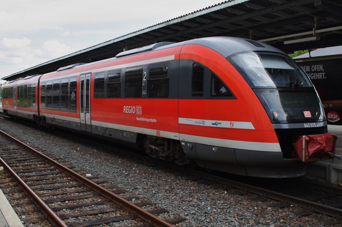 Hier 642 025-1 als RE2 (RE16170) von Erfurt Hbf. nach Kassel-Wilhelmshöhe , dieser Tirbzug stand am 20.8.2014 in Bad Langensalza.