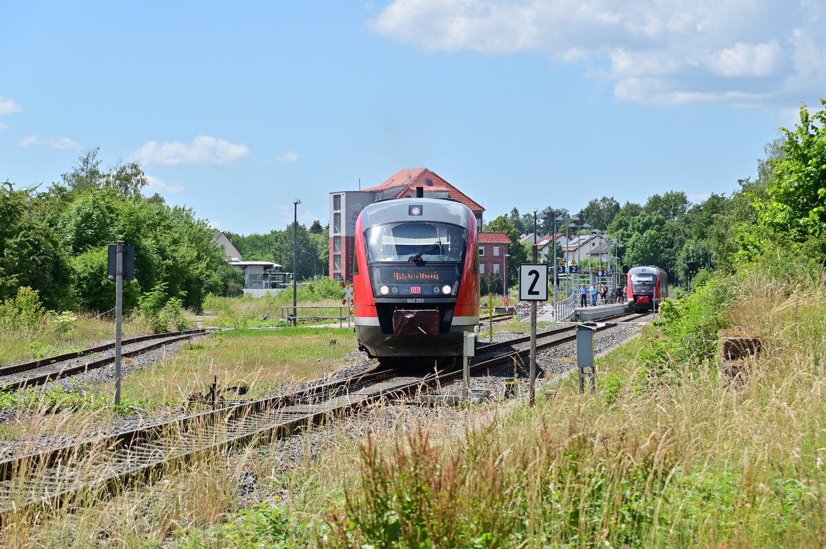 Hier der 642 203 der Westfrankenbahn auf der Rückfallweiche im Bahnhof Walldürn, als er aus Gleis3 als RB 84 nach Aschaffenburg ausfährt am Freitag den 10.6.2022