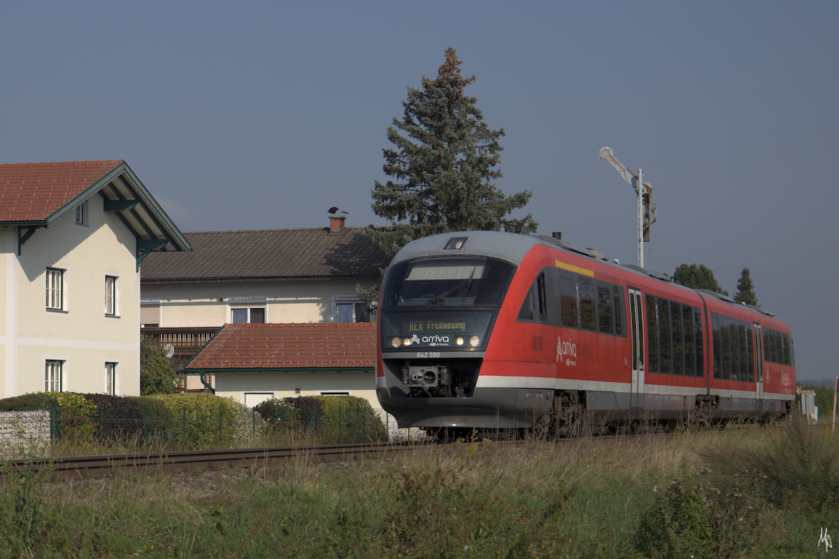 Hier der 642 590, diesmal als REX 5862, diesmal aber kurz vor Mattighofen beim Passieren des Einfahrsignals. (12.09.2020)