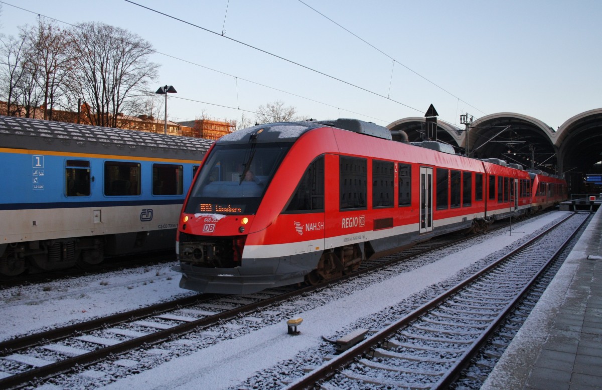 Hier 648 353-0 als RE83 (RE21611) von Kiel Hbf. nach Lüneburg mit 648 342-3  Müssen  als RE83 (RE21611) von Kiel Hbf. nach Lübeck Hbf., bei der Ausfahrt am 24.2.2016 aus Kiel Hbf. 