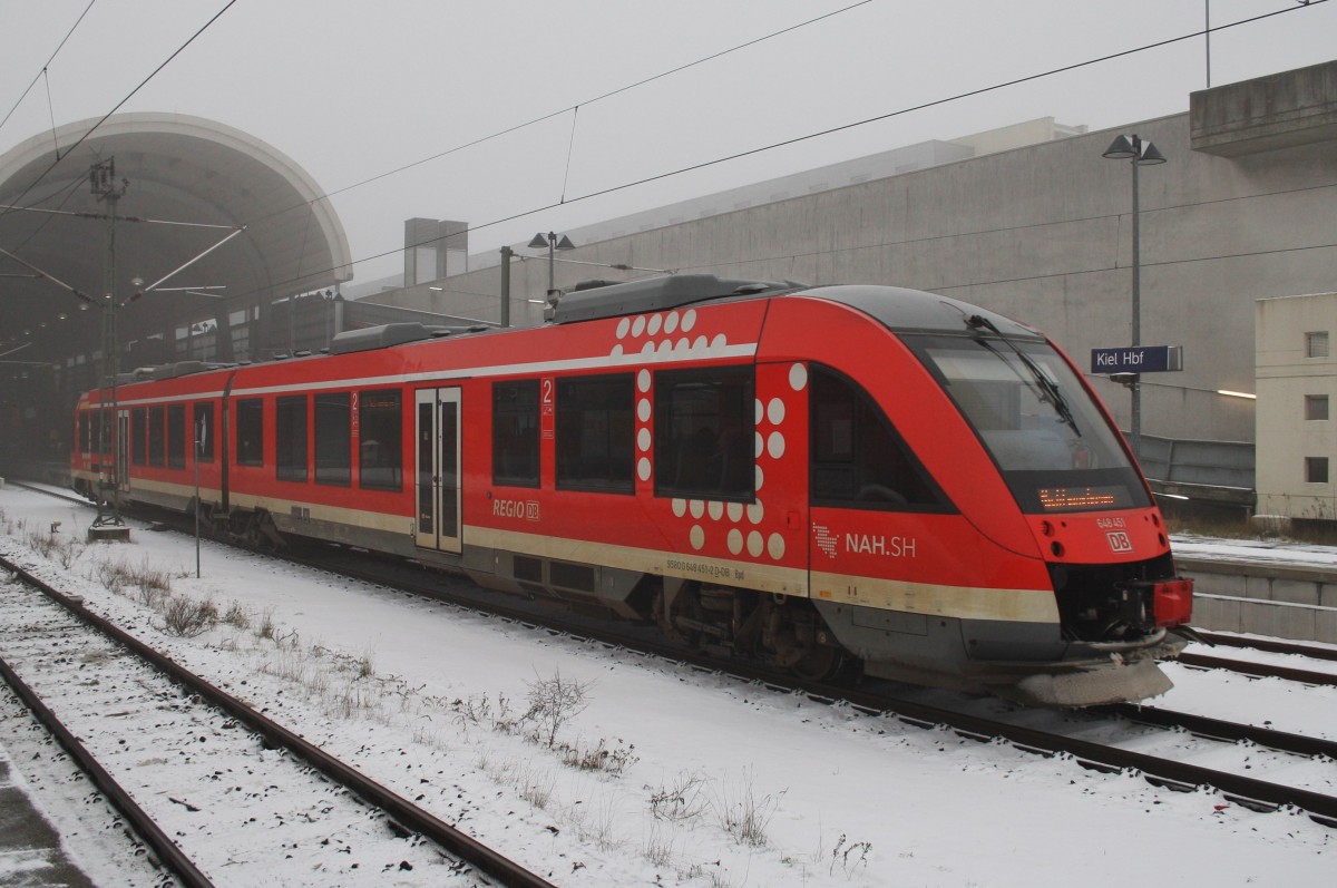 Hier 648 451-2 als RE83 (RE21610) von Lübeck Hbf. nach Kiel Hbf., bei der Einfahrt am 23.1.2016 in Kiel Hbf.