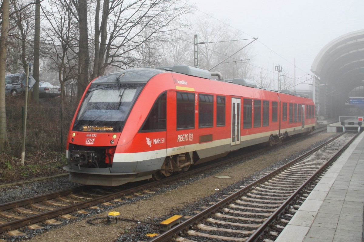 Hier 648 832-3  Aumühle  als RB73 (RB21958) von Kiel Hbf. nach Eckernförde, bei der Ausfahrt am 27.2.2016 aus Kiel Hbf. 