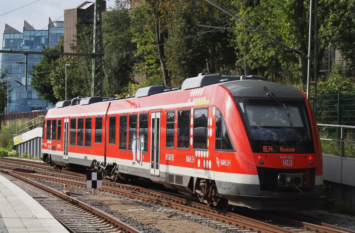 Hier 648 952-9 als RE74 (RE21212) von Kiel Hbf. nach Husum, bei der Ausfahrt am 15.9.2015 aus Kiel Hbf. 