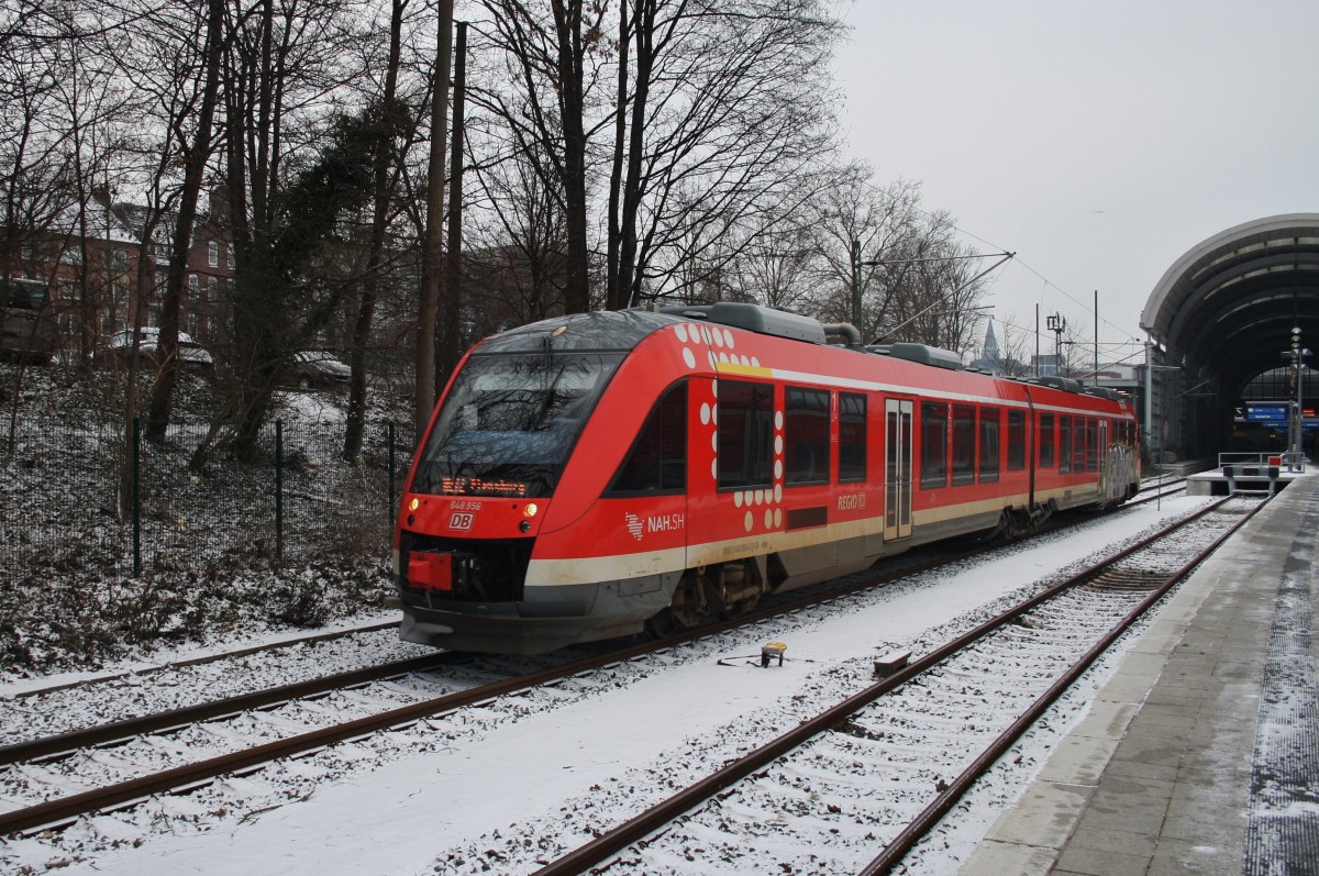 Hier 648 956-0 als RE72 (RE21918) von Kiel Hbf. nach Flensburg, bei der Ausfahrt am 19.1.2016 aus Kiel Hbf. 