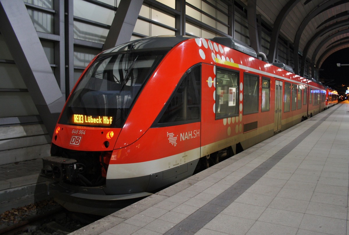 Hier 648 964-4 als RE83 (RE21633) von Kiel Hbf. nach Lübeck Hbf. mit 648 341-5  Mölln  als RE83 (RE21633) von Kiel Hbf. nach Lüneburg, dieser Triebzugverband stand am 4.2.2016 in Kiel Hbf.  