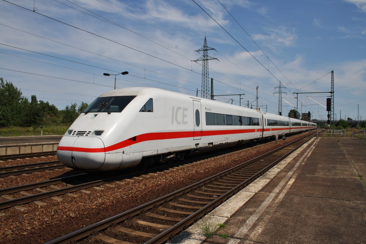Hier 808 007-9  Stendal  als Leerzug von Berlin Hbf. (tief) nach Berlin Rummelsburg, bei der Durchfahrt am 7.7.2013 durch Berlin Schnefeld Flughafen, in Richtung Berlin Grnauer Kreuz.