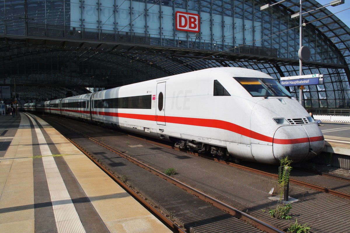 Hier 808 009-5  Riesa  als ICE558 von Berlin Ostbahnhof nach Köln Hbf. mit 808 016-0  Dessau  als ICE548 von Berlin Ostbahnhof nach Köln/Bonn Flughafen, diese ICE-Doppeltraktion stand am 6.9.2014 in Berlin Hbf.