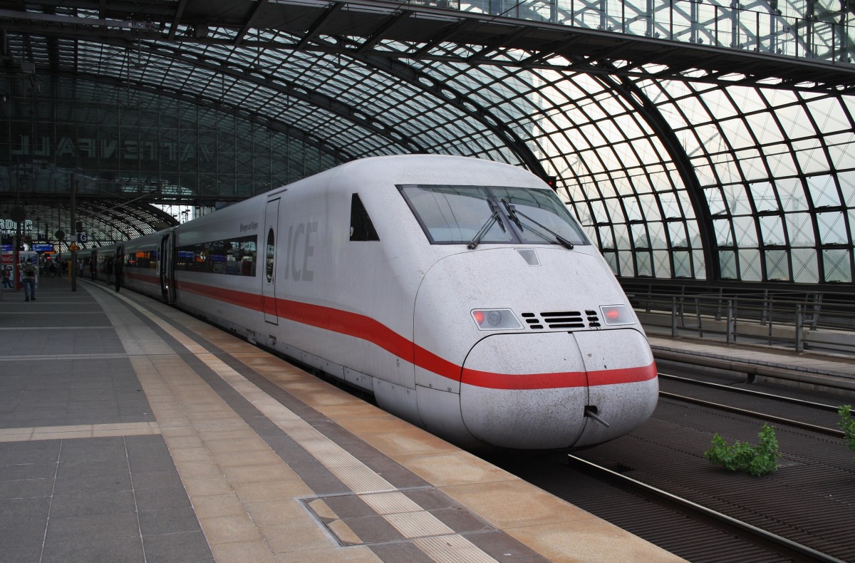 Hier 808 017-8  Bergen auf Rügen  als ICE832 von Berlin Ostbahnhof nach Bremen Hbf. mit 808 041-8  Bad Hersfeld  als ICE842 von Berlin Ostbahnhof nach Köln Hbf., diese ICE-Doppeltraktion stand am 1.5.2014 in Berlin Hbf.