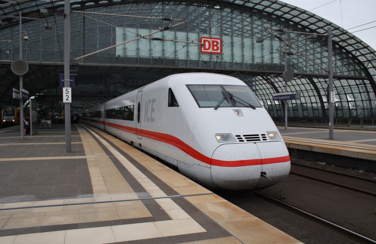 Hier 808 022-8  Eberswalde  als ICE555 von Bonn Hbf. nach Berlin Ostbahnhof mit 808 001-2  Rheinsberg  als ICE545 von Kln Hbf. nach Berlin Ostbahnhof, bei der Ausfahrt am 17.8.2013 aus Berlin Hbf.