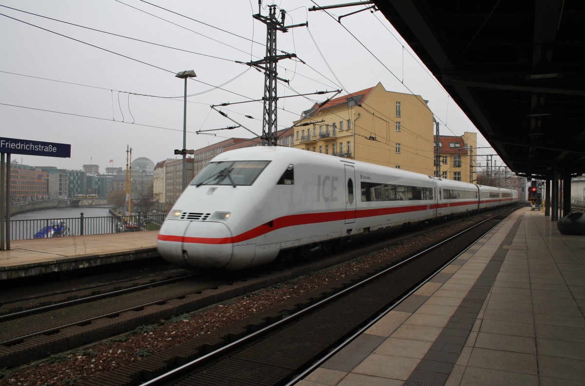 Hier 808 022-8  Eberswalde  als ICE553 von Koblenz Hbf. nach Berlin Ostbahnhof mit 808 021-0  Lbbenau/Spreewald  als ICE543 von Kln Hbf. nach Berlin Ostbahnhof, bei der Durchfahrt am 16.11.2013 durch Berlin Friedrichstrae, in Richtung Berlin Alexanderplatz. 