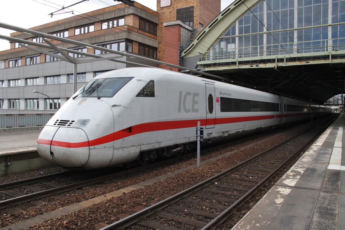 Hier 808 024-4  Saalfeld(Saale)  als ICE557 von Köln Hbf. nach Berlin Ostbahnhof mit 808 025-1  Oldenburg(Oldb)  als ICE547 von Düsseldorf Hbf. nach Berlin Ostbahnhof, bei der Einfahrt am 15.3.2014 in Berlin Ostbahnhof.