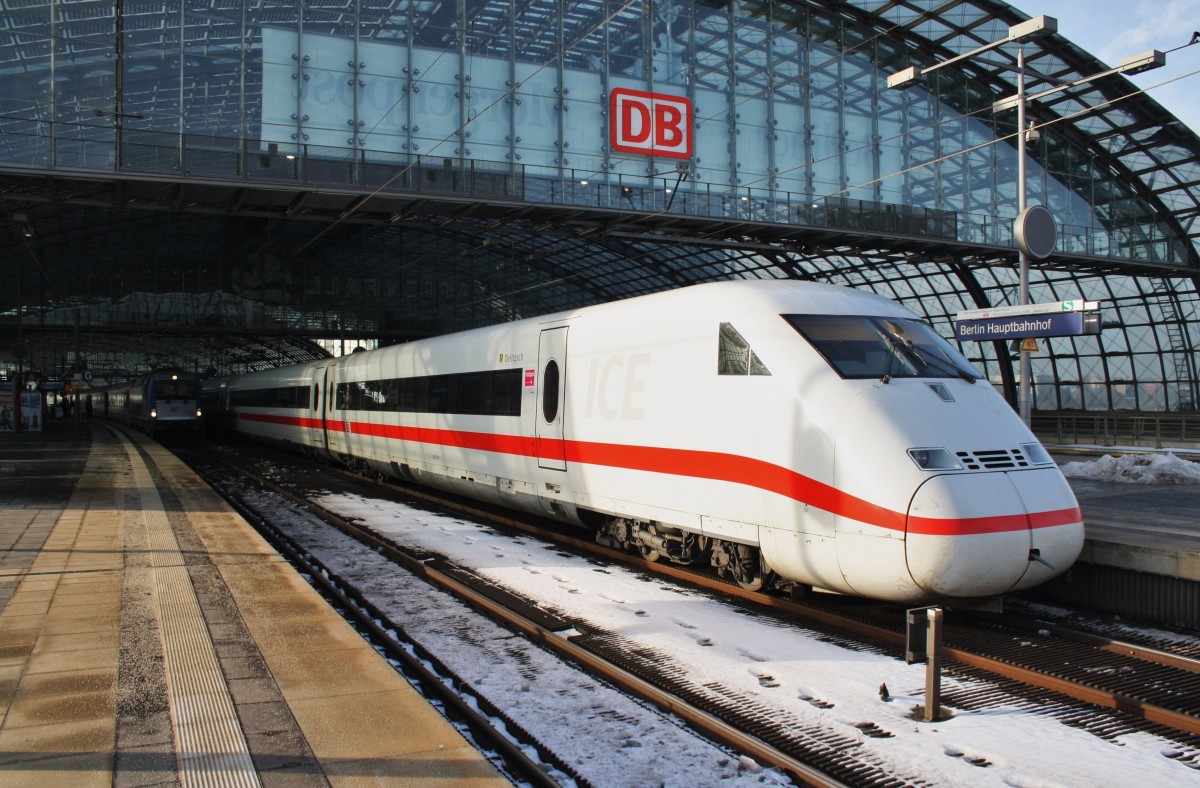 Hier 808 030-1  Delitzsch  als ICE858 von Berlin Ostbahnhof nach Köln Hbf. mit 808 040-0  Bochum  als ICE848 von Berlin Ostbahnhof nach Köln Hbf., diese ICE-Doppeltraktion stand am 1.2.2014 in Berlin Hbf. 