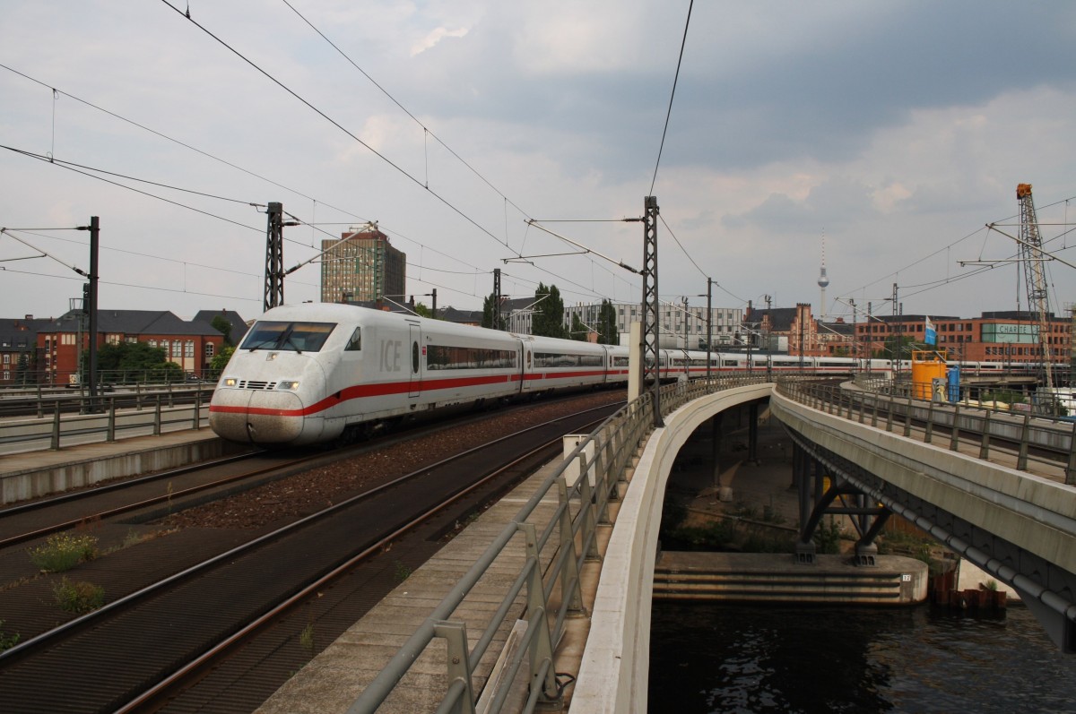 Hier 808 033-5  Ulm  als ICE542 von Berlin Ostbahnhof nach Kln Hbf. mit 402 010-3  Fontanestadt Neuruppin  als ICE552 von Berlin Ostbahnhof nach Bonn Hbf., bei der Einfahrt am 26.7.2013 in Berlin Hbf.